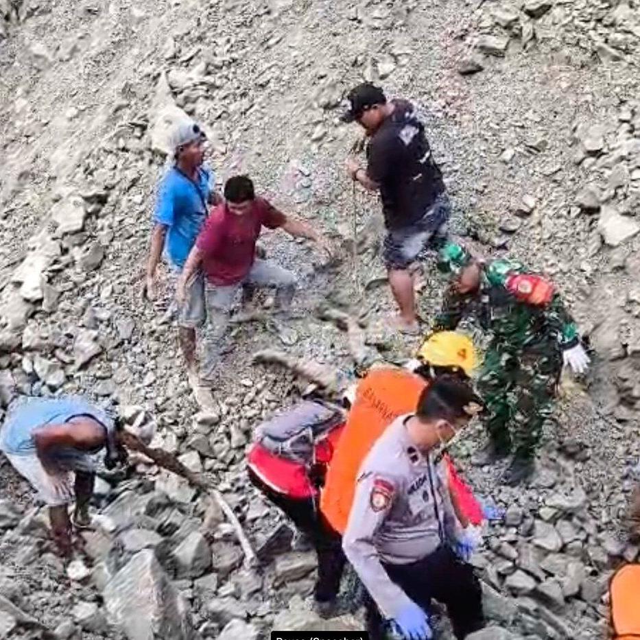 Death toll rises to 17 in Indonesia quarry collapse as search continues